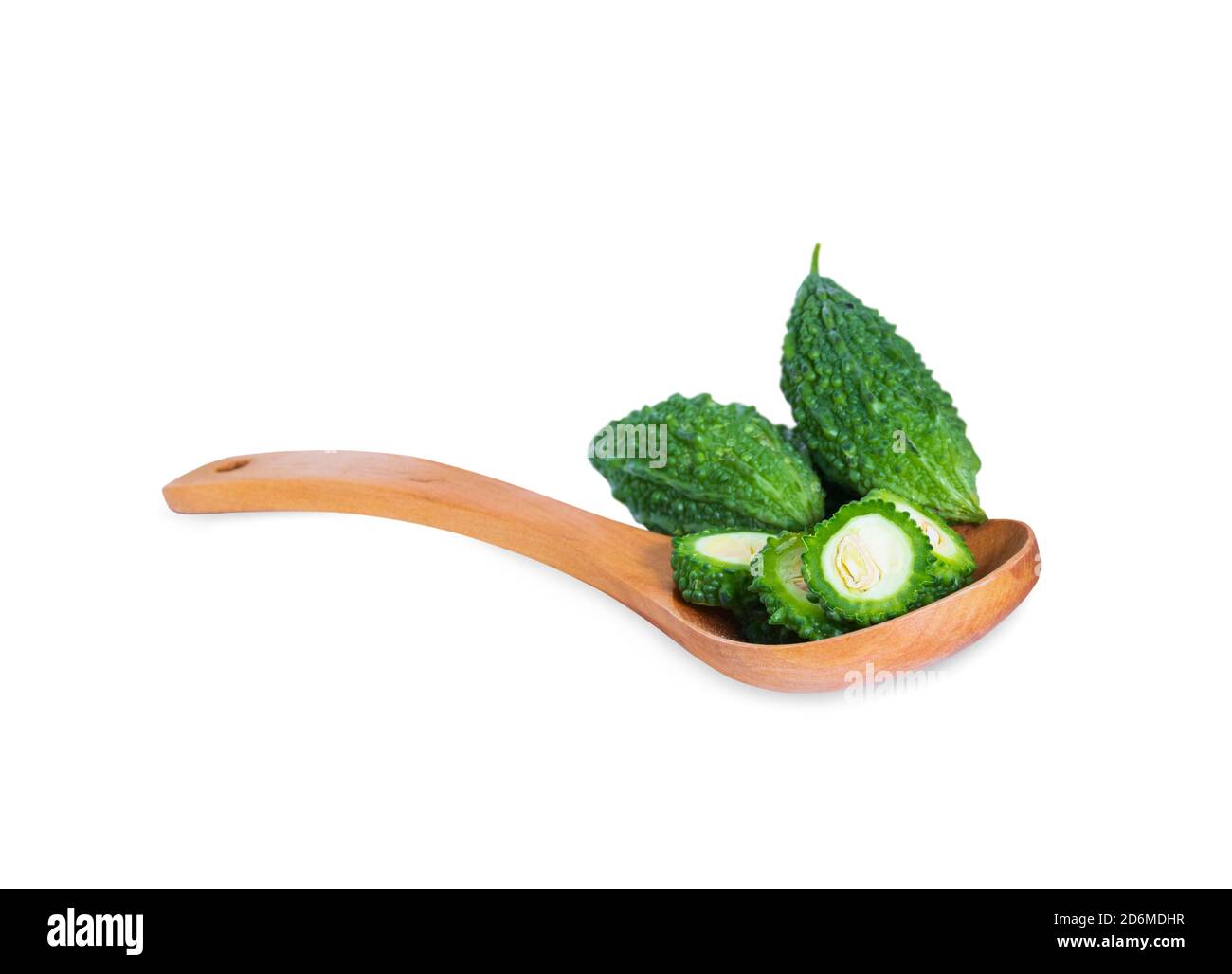 Pila de calabaza amarga con pedazo en cuchara de madera sobre fondo blanco  hierba vegetal Nourish el cuerpo de salud Fotografía de stock - Alamy