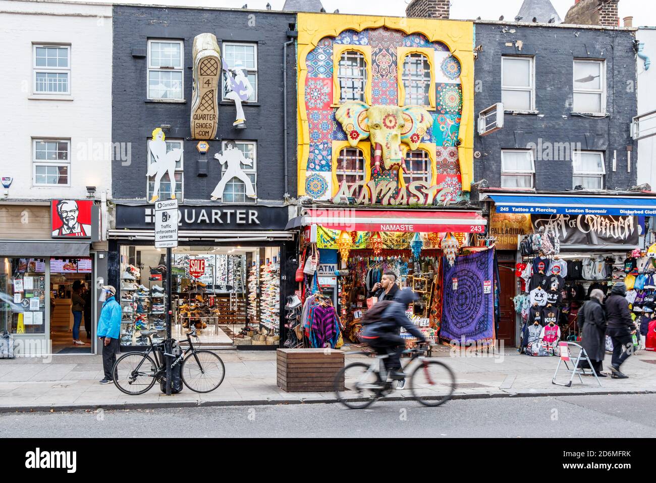 Tiendas y boutiques en la popular y moderna zona de Camden High Street, generalmente muy concurrida, durante la pandemia de coronavirus, Londres, Reino Unido Foto de stock