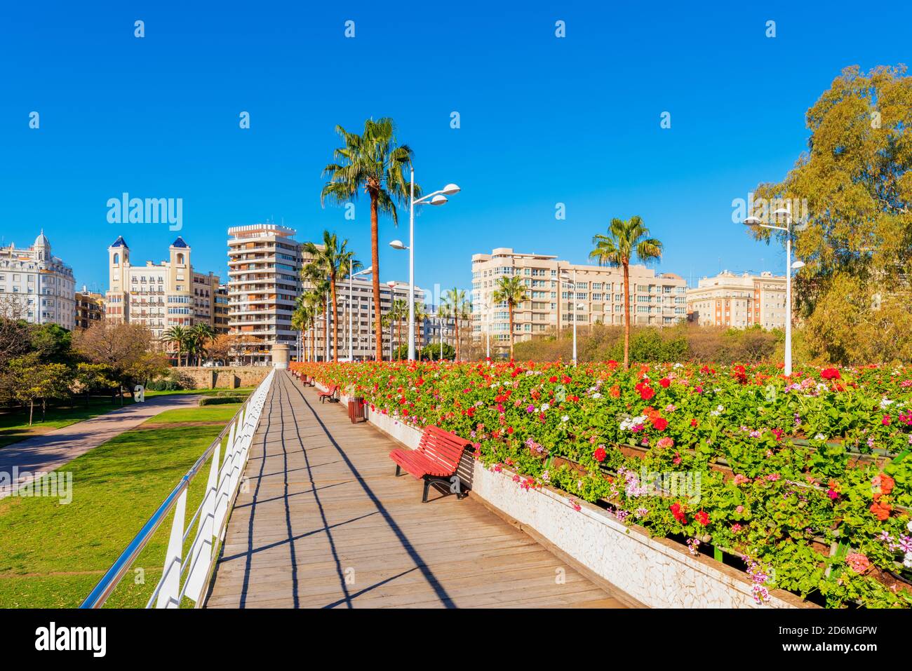 Puente con flores en flor en Valencia España Foto de stock