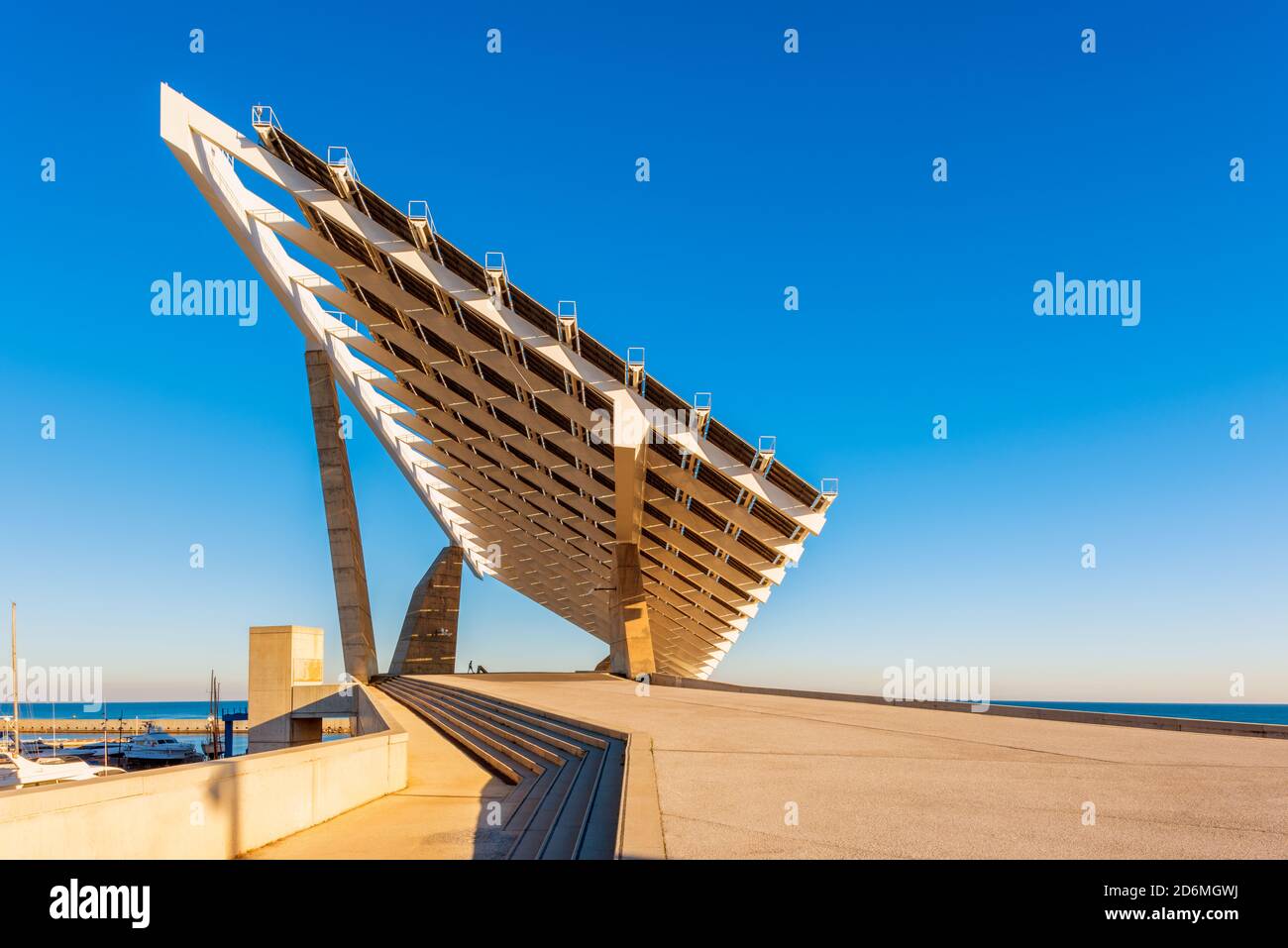 Pergola fotovoltaica en el barrio Fórum de Barcelona, España. Es una de las centrales solares más grandes de España y cuenta con cerca de 3,000 paneles. Foto de stock