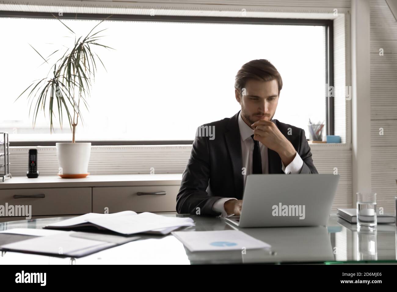 Líder director ejecutivo joven enfocado trabajando en la computadora  Fotografía de stock - Alamy