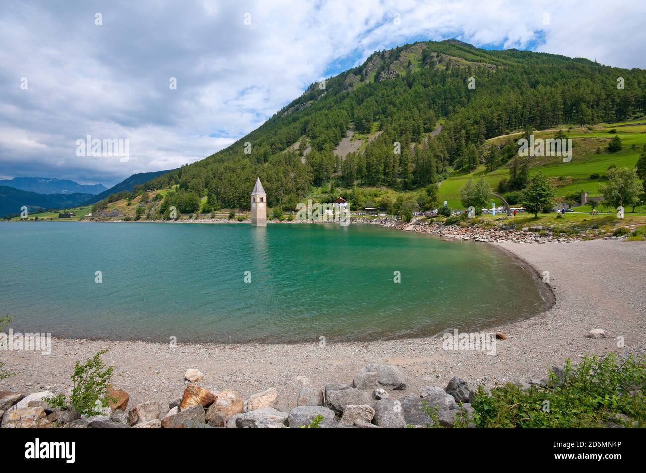 Lago Resia con su famoso campanario semi-sumergido de Curon, Valle de Venosta, Bolzano, Trentino-Alto Adige, Italia Foto de stock