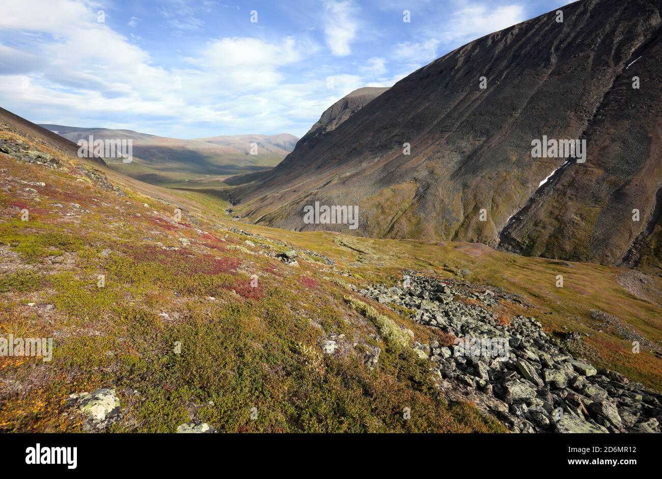 Mire por el valle Unna Räita hacia el valle Vistas en las montañas Kebnekaise, Norrbotten, Suecia Foto de stock