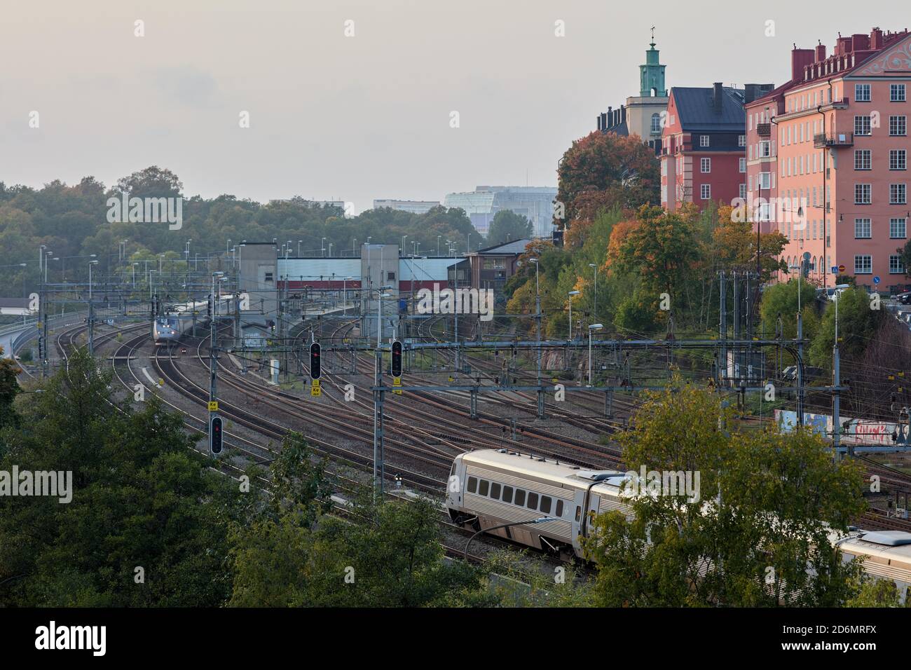Vías del ferrocarril cerca de Klara Strand, Vasastan, Estocolmo, Suecia Foto de stock