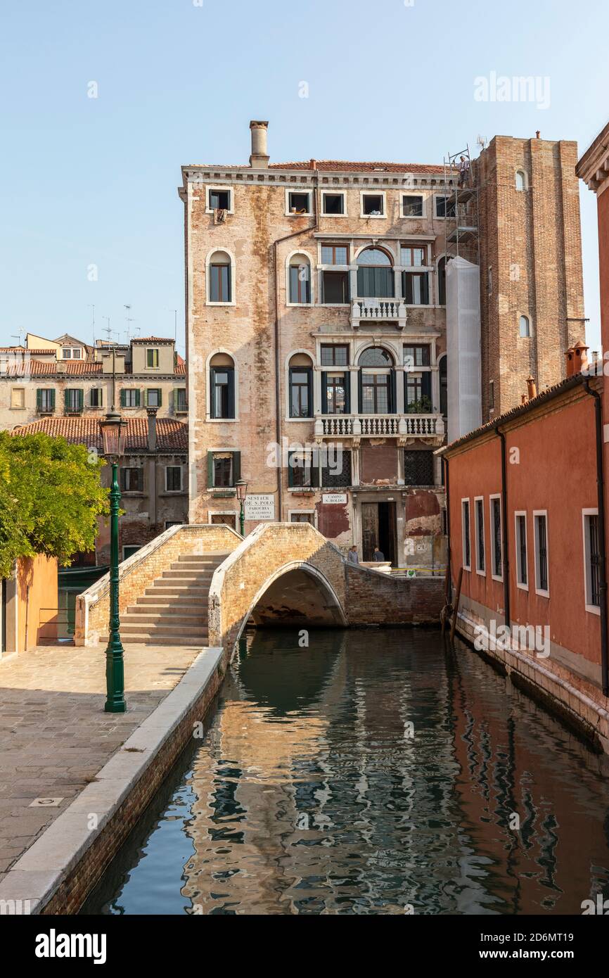 Pintoresco edificio con canal y puente en campo San Boldo, - Sestier de San Polo un Centro de Patrimonio de la Humanidad de la UNESCO, Venecia, Italia Foto de stock