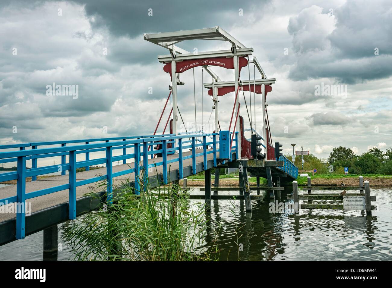 Tradicional puente levadizo holandés sobre el río Rotte, cerca de Rotterdam, países Bajos Foto de stock