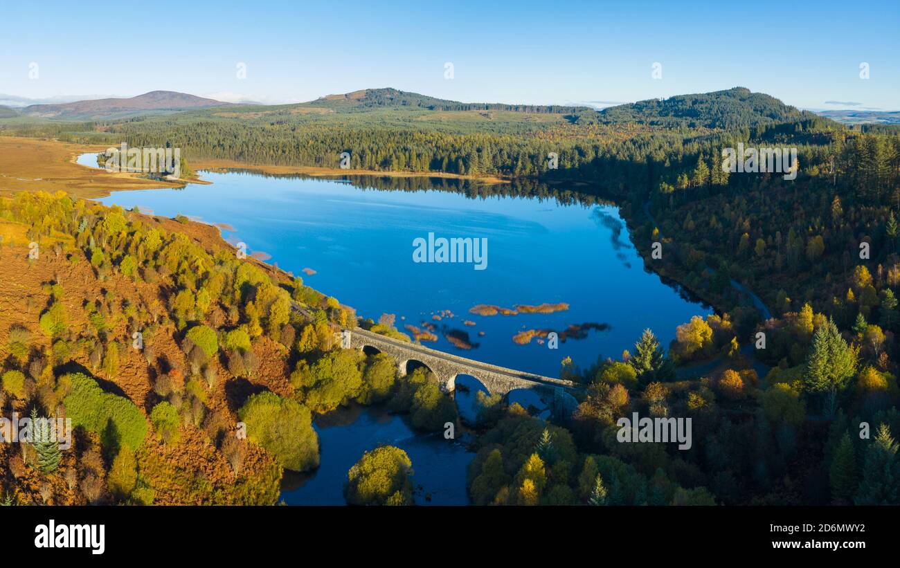 Vista aérea de Stroan Loch en otoño, Galloway Forest, Dumfries & Galloway, Escocia Foto de stock