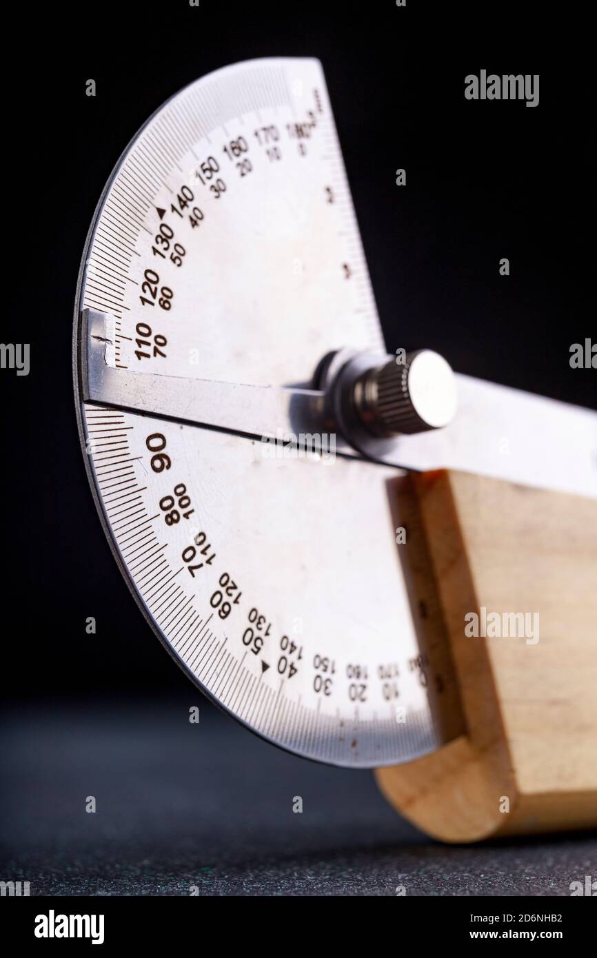 Un transportador para medir ángulos en un taller de carpintería. Accesorios  para medir y dibujar en una tienda de carpintería. Lugar de trabajo -  taller Fotografía de stock - Alamy