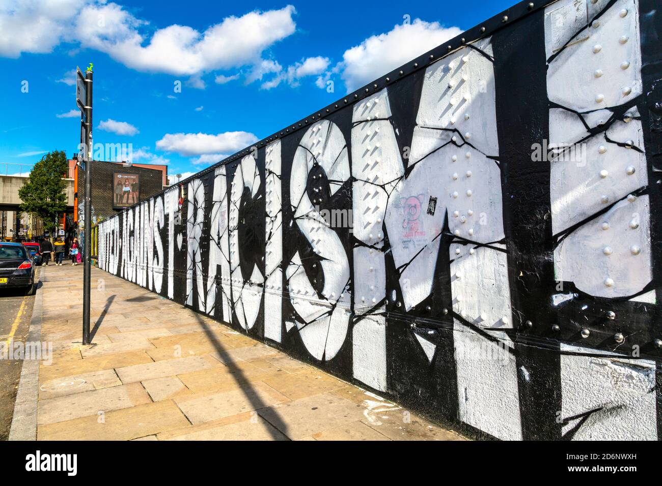 Mural "Unidos contra el racismo" en Brick Lane, East London, Reino Unido Foto de stock