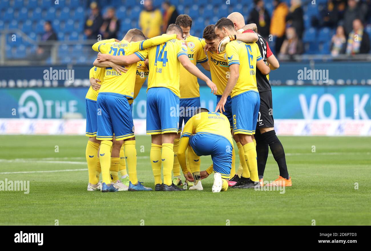 Braunschweig, Alemania. 17 Oct, 2020. Firo: 17.10.2020 Fuvuball: Fútbol: 2ª temporada de la Bundesliga 2020/21 Eintracht Braunschweig (Brunswick) (Brunswick) - VFL Bochum 2: 1 círculo de equipo, TSG | uso en todo el mundo crédito: dpa/Alamy Live News Foto de stock