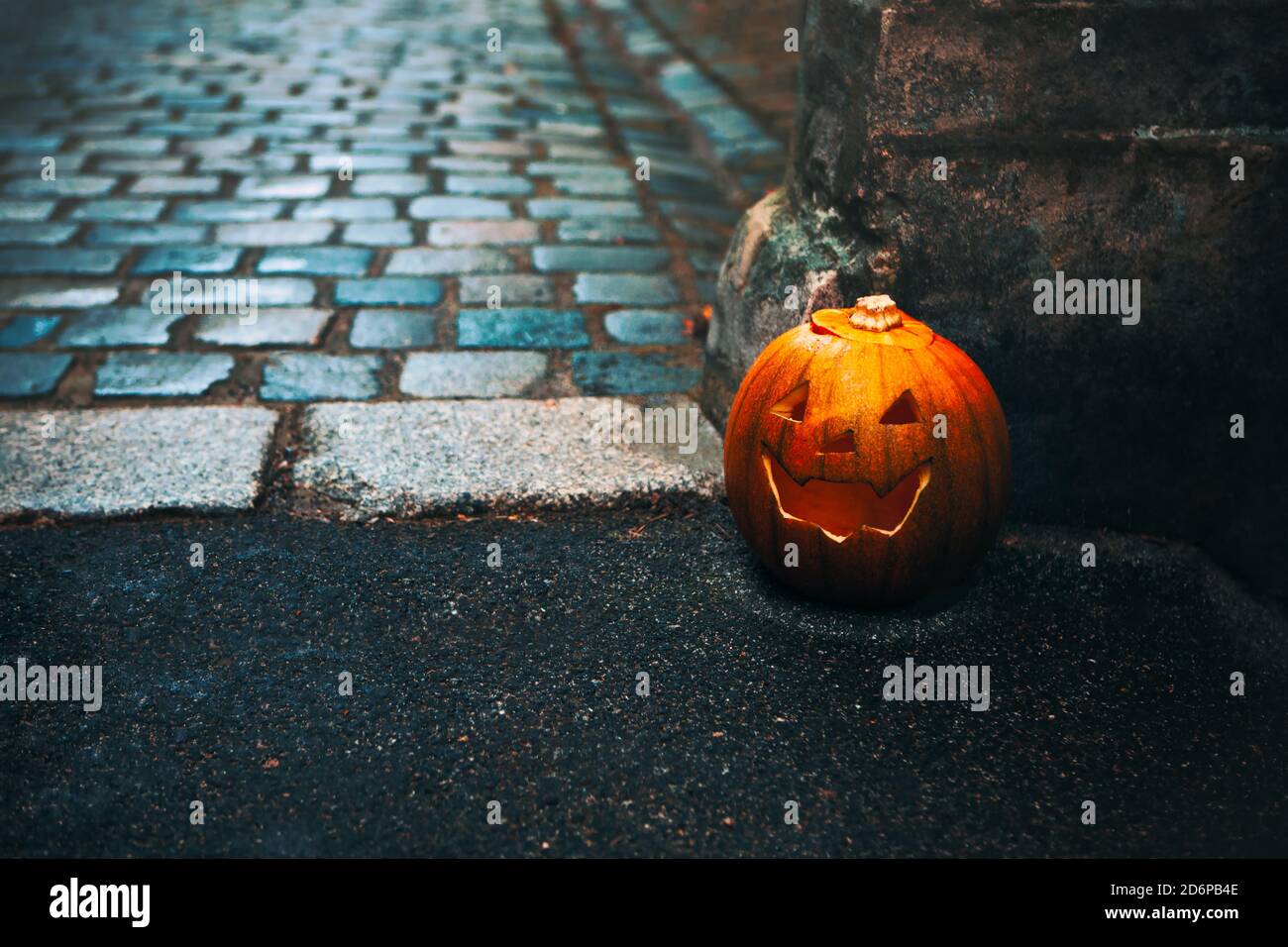 Calabaza de terror en el casco antiguo. Calle de miedo con Jack-o'-linterna Foto de stock