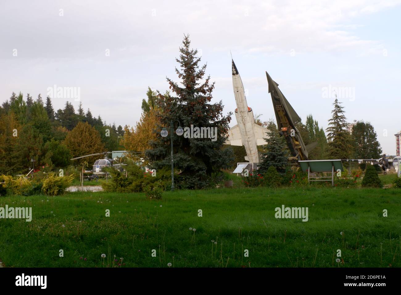 Avión de guerra y misil de defensa aérea en el parque Foto de stock