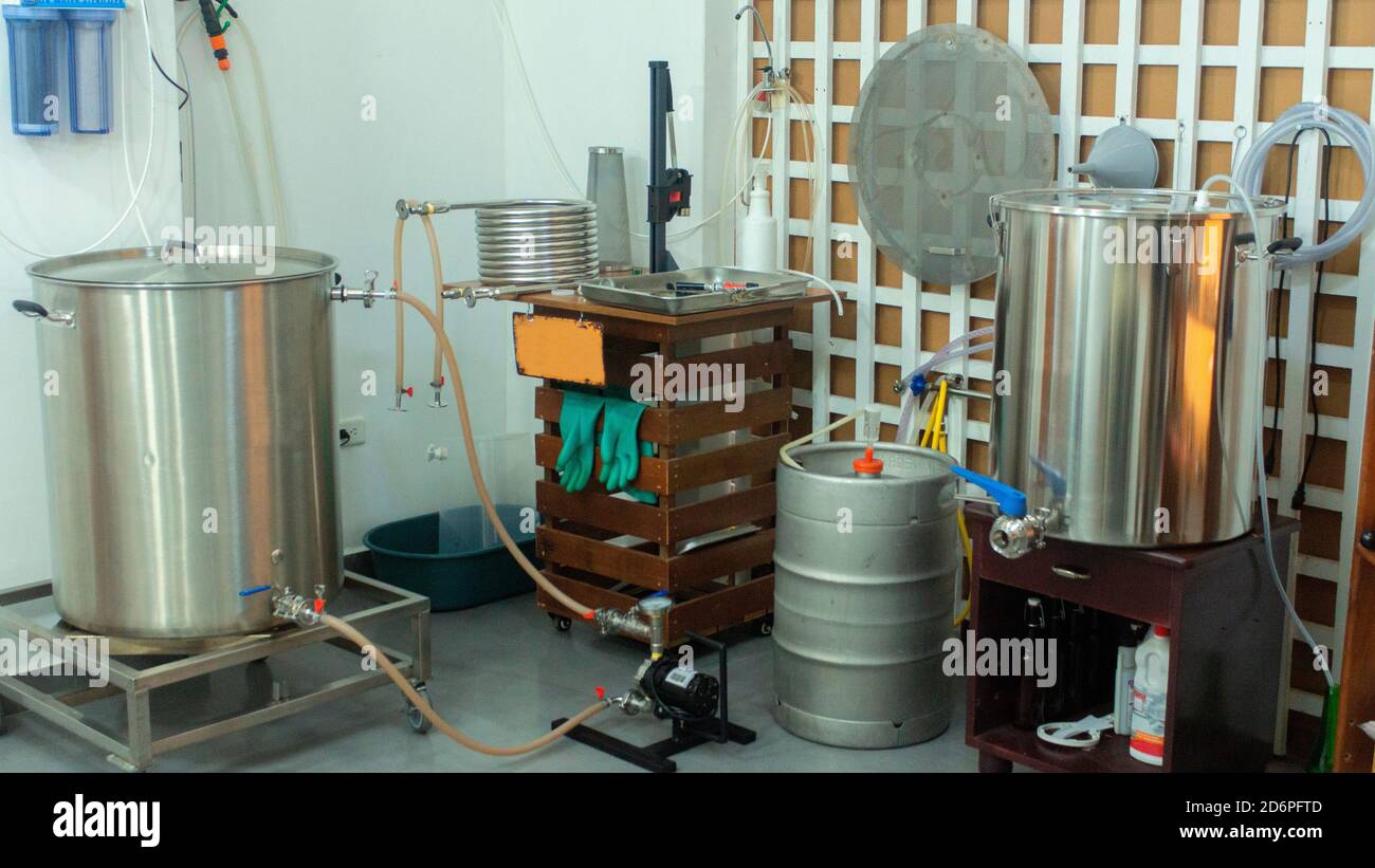 Pequeña sala con tanques de metal y equipo para fermentar y.. cerveza  artesanal embotelladora Fotografía de stock - Alamy