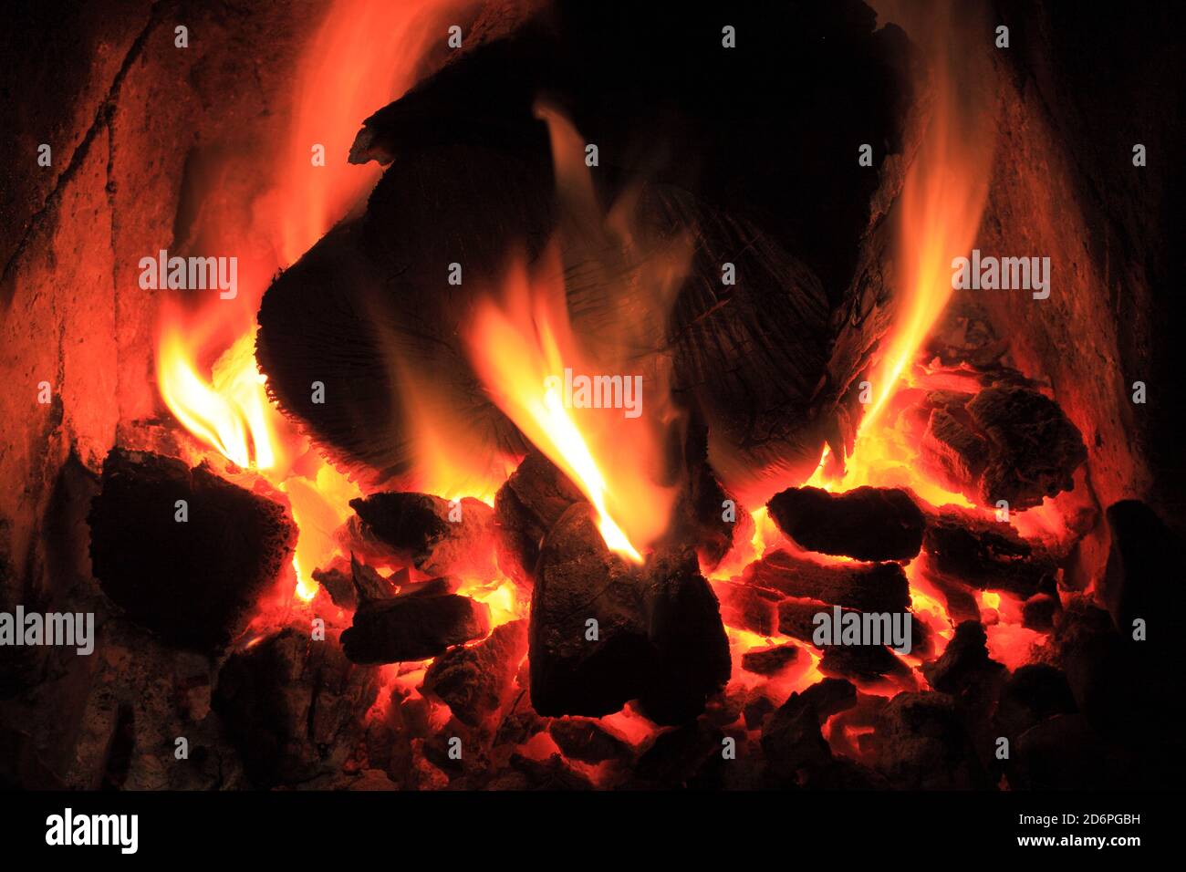 Carbón y madera, leña, fuego, doméstico, hogar, quema, calor, ralladura, calor Foto de stock