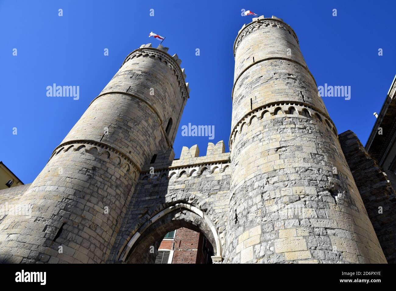 Italia, Génova, la puerta de Soprana con sus dos torres es un testimonio de la arquitectura medieval, era una entrada de la ciudad en las fortificaciones. Foto de stock