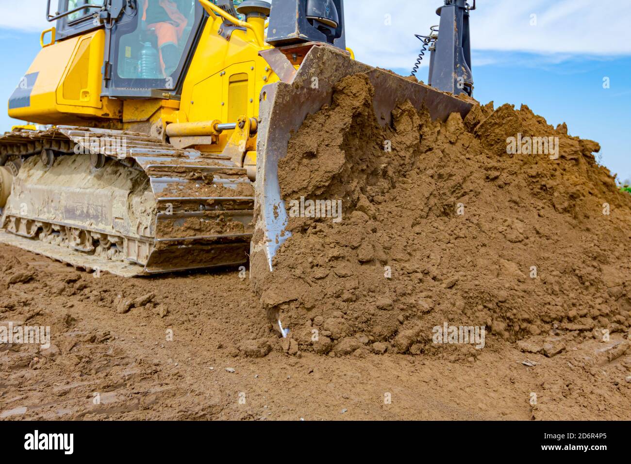 Vista cercana del bulldozer sobre bastidor durante empujando la arena en el  sitio de construcción Fotografía de stock - Alamy