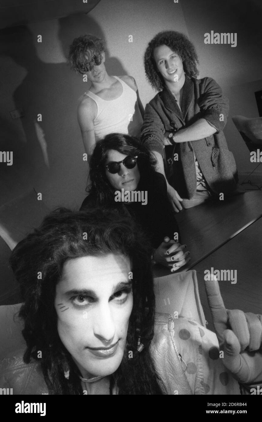 La banda estadounidense de rock alternativo Jane's Addiction fotografiada en Londres 1988 Foto de stock