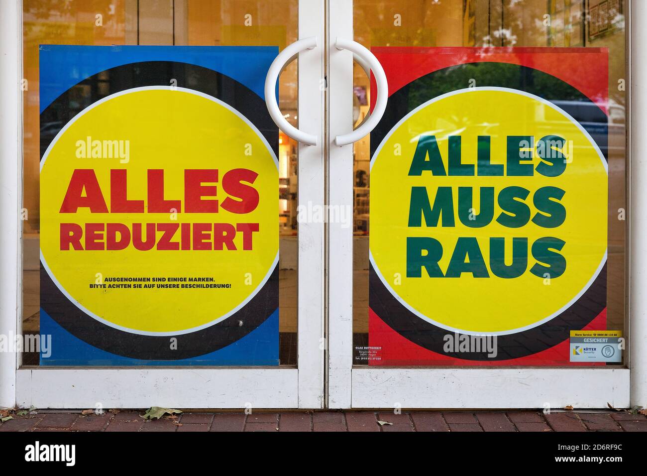 Carteles con letras "todo reducido" y "cierre de venta" en una ventana de exhibición, Alemania, Renania del Norte-Westfalia, Ruhr Área, Witten Foto de stock