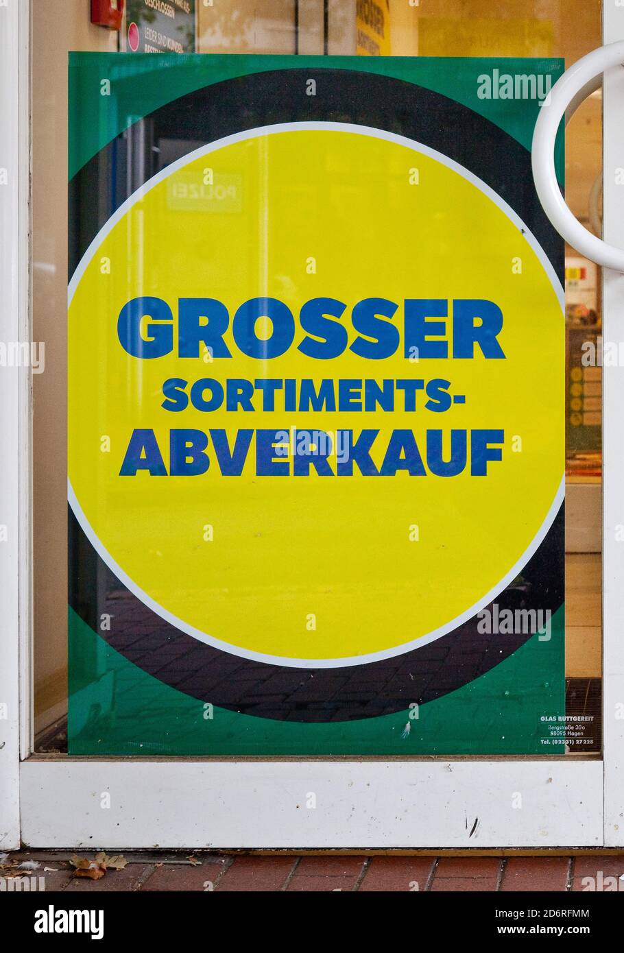 Cartel con letras 'gran surtido de venta' en una ventana de exhibición, Alemania, Renania del Norte-Westfalia, Ruhr Área, Witten Foto de stock