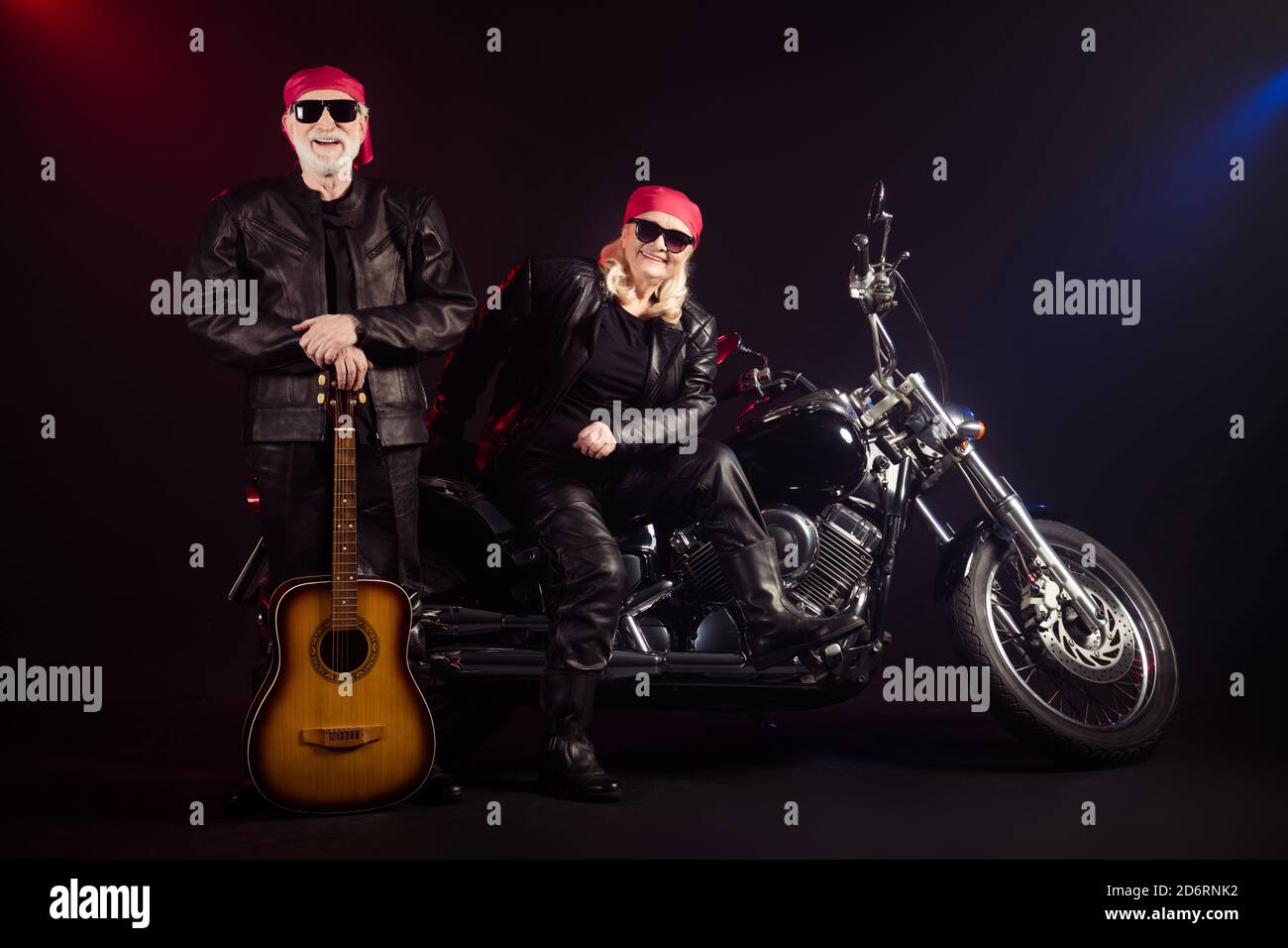 Foto completa de dos viejos ciclistas hombre dama sit chopper rock festival  tocar guitarra famosa banda de metal popular reunión ropa de moda de cuero  de balancín Fotografía de stock - Alamy