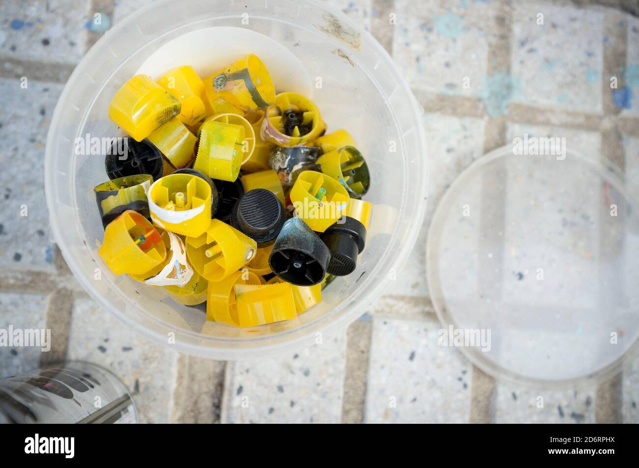 Válvulas Usadas De Latas De Aerosol De Pintura Fotografías E Imágenes De Alta Resolución Alamy 0651