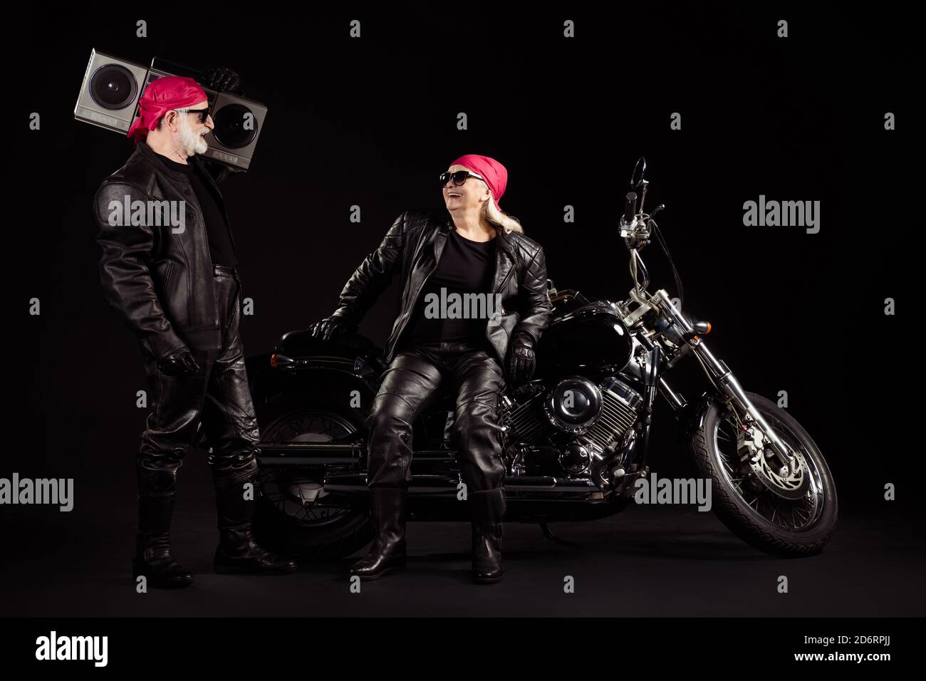 Foto de dos viejos ciclistas de cabello gris hombre dama pareja moto chopper  sentir joven festival de rock vintage grabadora de música use pantalones de  chaqueta de cuero de balancín Fotografía de