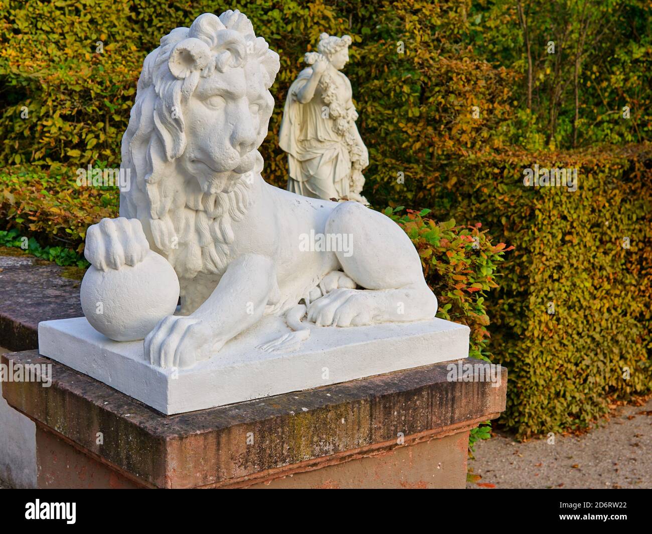 Löwenstatue in der Orangerie im Schlossgarten Schwetzingen Foto de stock