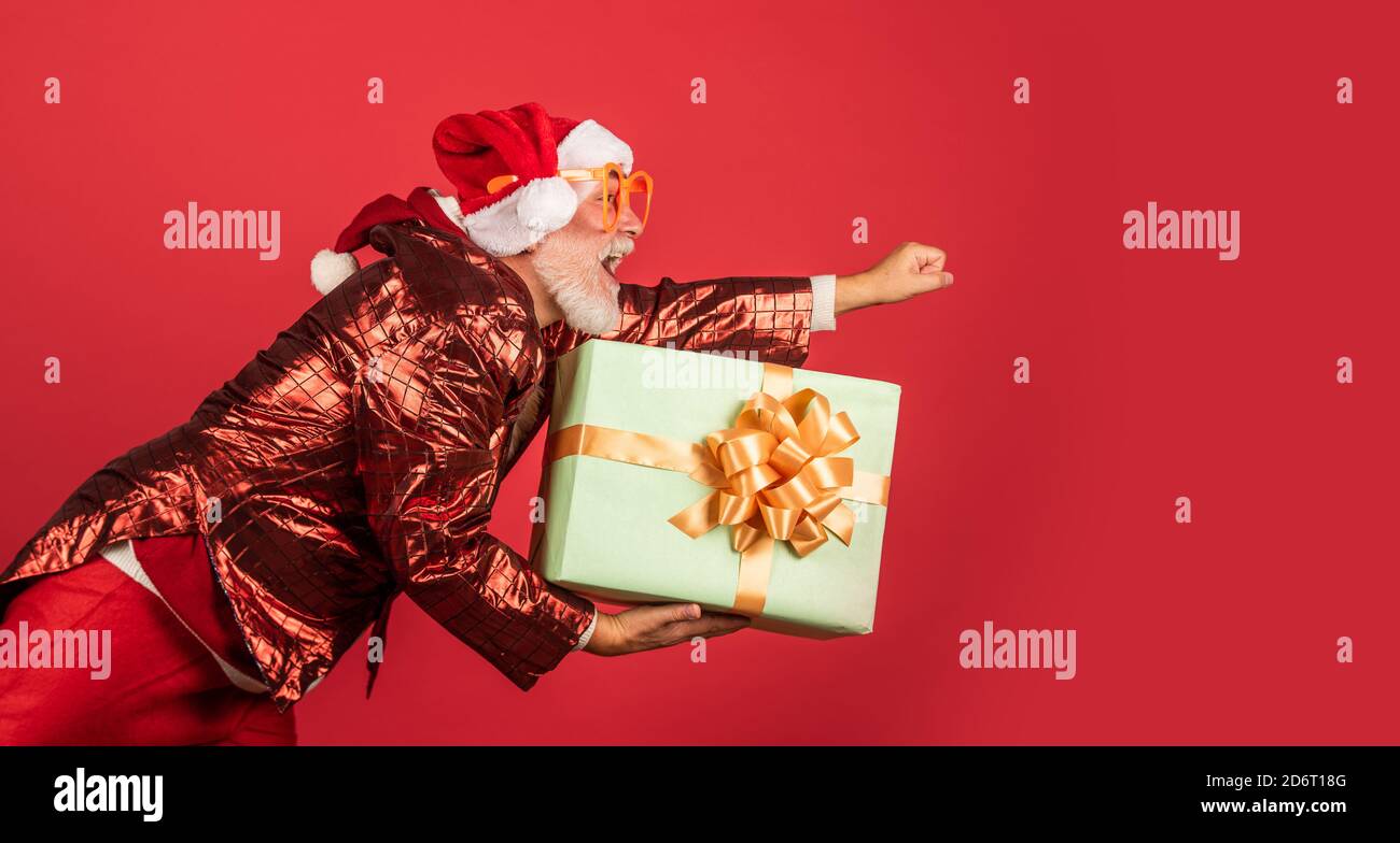 date prisa. entrega regalos de año nuevo. Compras en línea de Navidad. papá  noel con barba blanca. Hombre en sombrero de santa prepara regalo de  Navidad. La mañana antes de Navidad. Disfrute