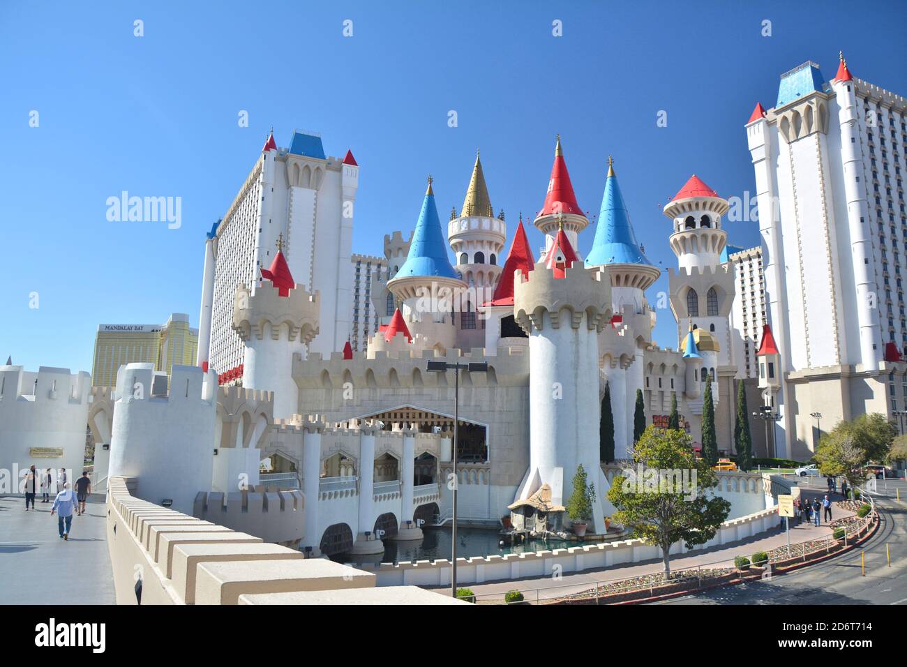 LAS VEGAS, EE.UU. - 19 DE MARZO de 2018 : el hotel Excalibur y el castillo  del casino se eleva en el bulevar de las Vegas (el Strip) durante el día  Fotografía