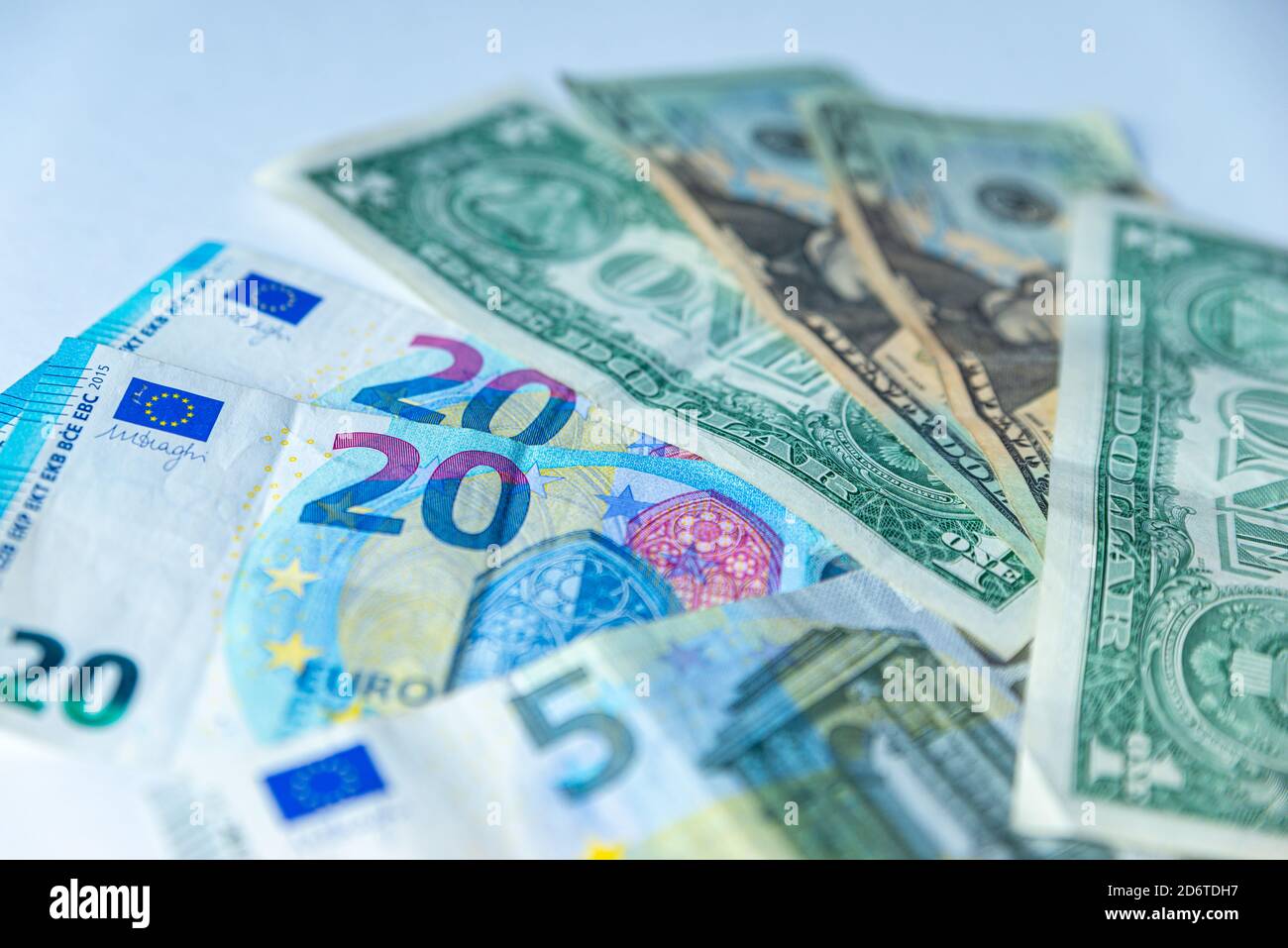 Billetes en euros y billetes en dólares junto a ellos. Cotización y