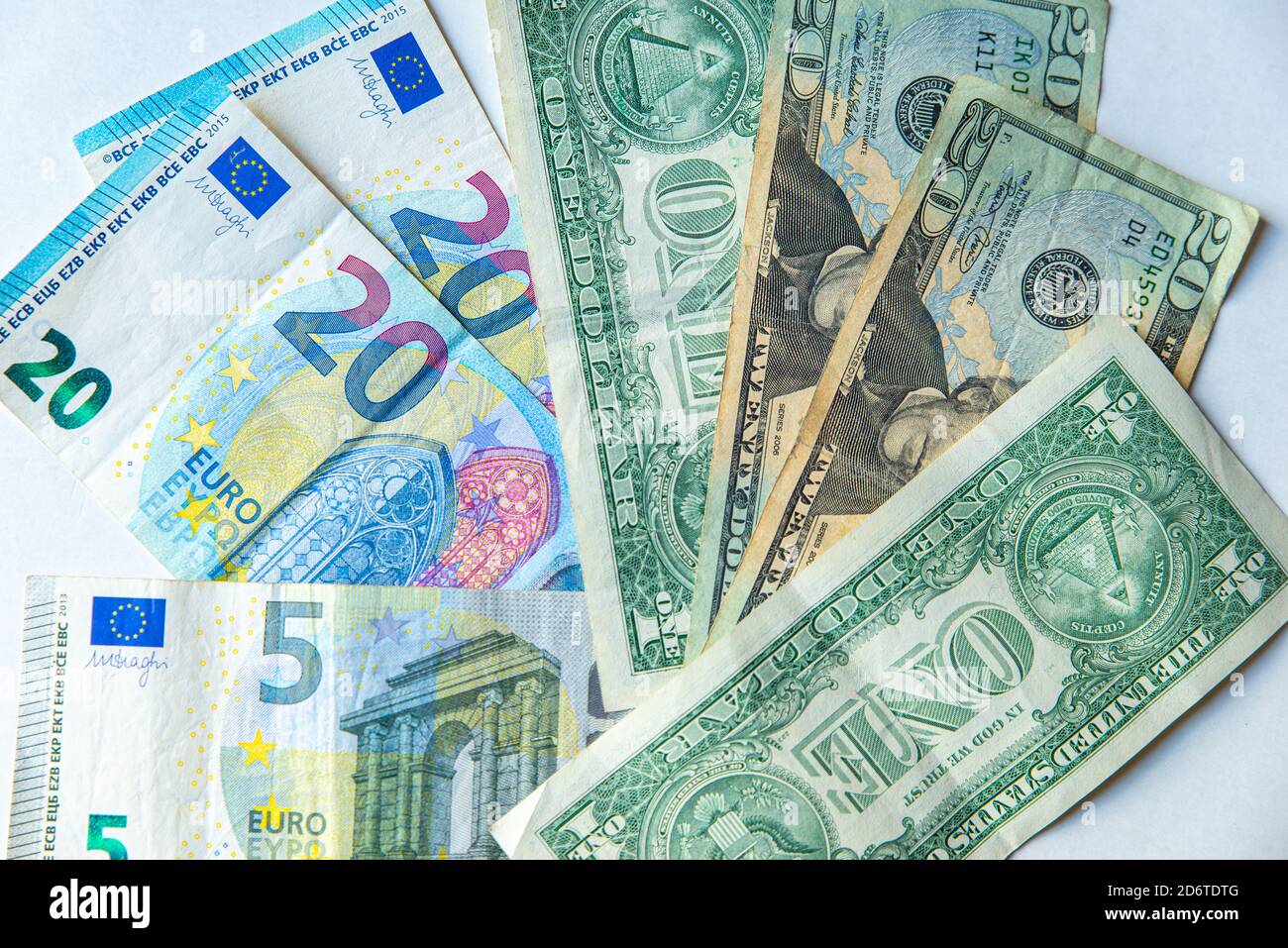 Billetes en euros y billetes en dólares junto a ellos. Cotización y