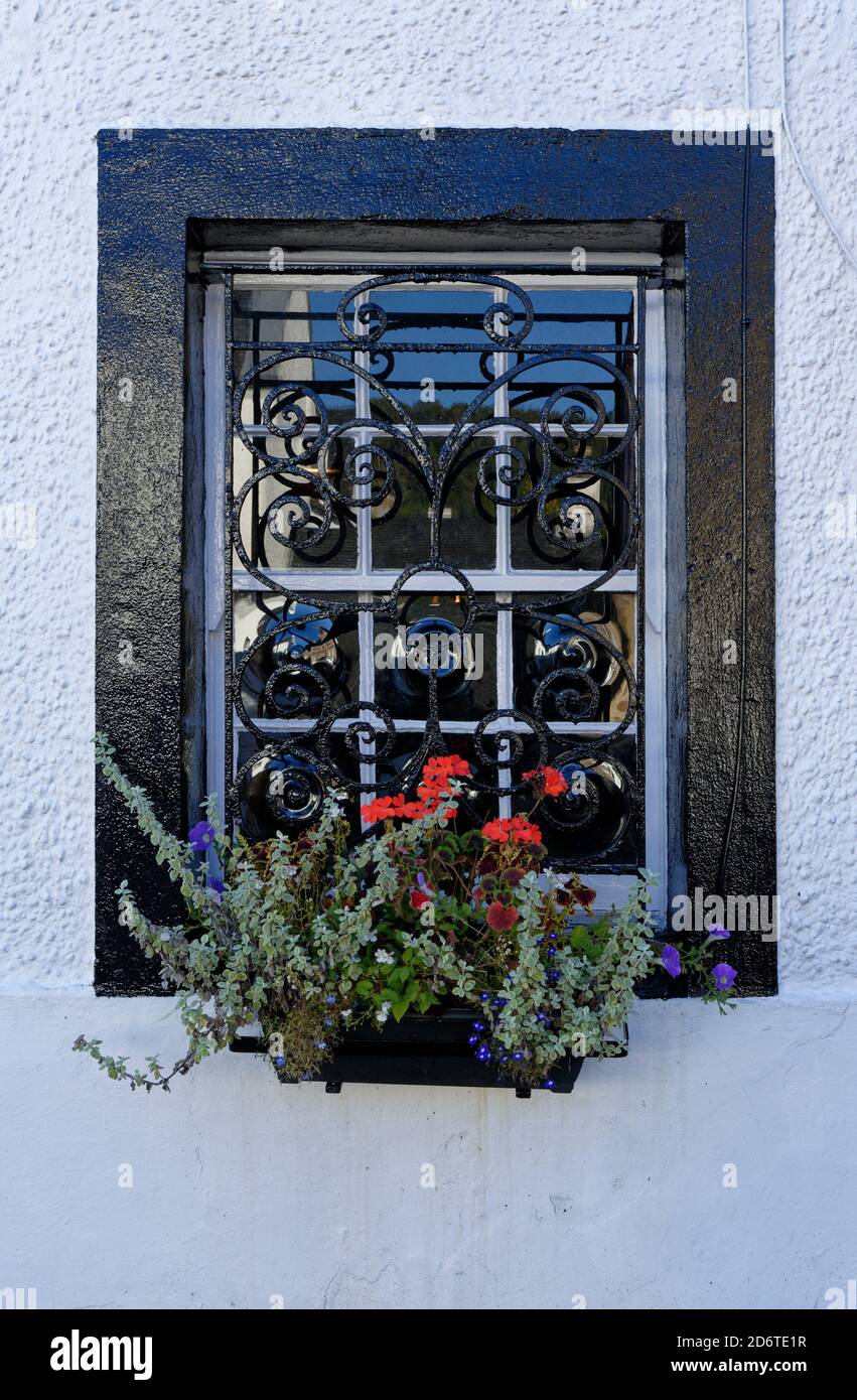 Encantador y bien cuidado por una ventana de guillotina en el George Hotel, un antiguo edificio bien conservado en Inverary, Arygll y Bute Scotland Foto de stock