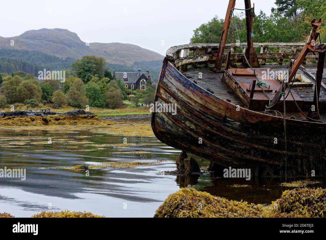 Viejo barco de pesca abandonado y en decadencia de madera en Salen on La Isla de Mull en las Hébridas internas en el oeste Escocia Foto de stock