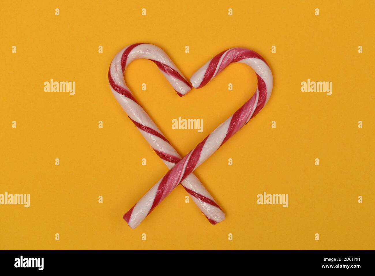 Bastón de caramelo de Navidad en forma de arco de corazón Foto de stock