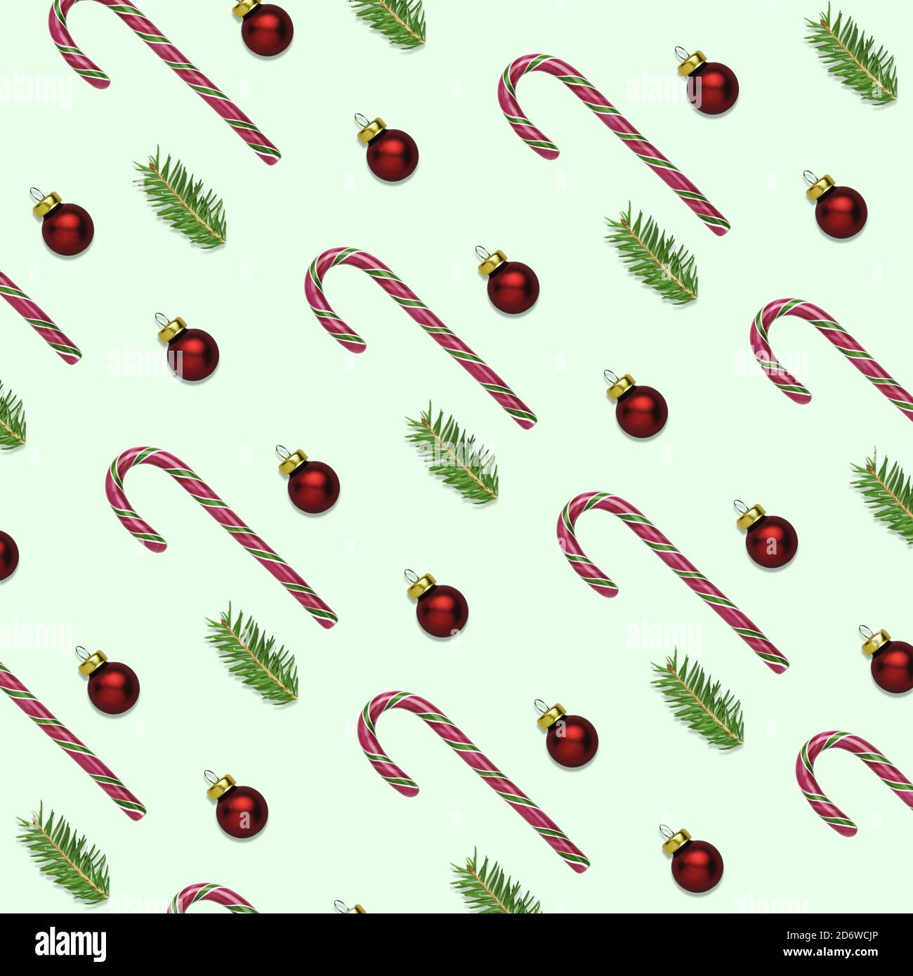 Ilustración 3D de fondo verde de Navidad o año Nuevo con bastones de caña de caramelo, bolas rojas y ramas de abeto. Concepto de papel para envolver para el invierno Foto de stock