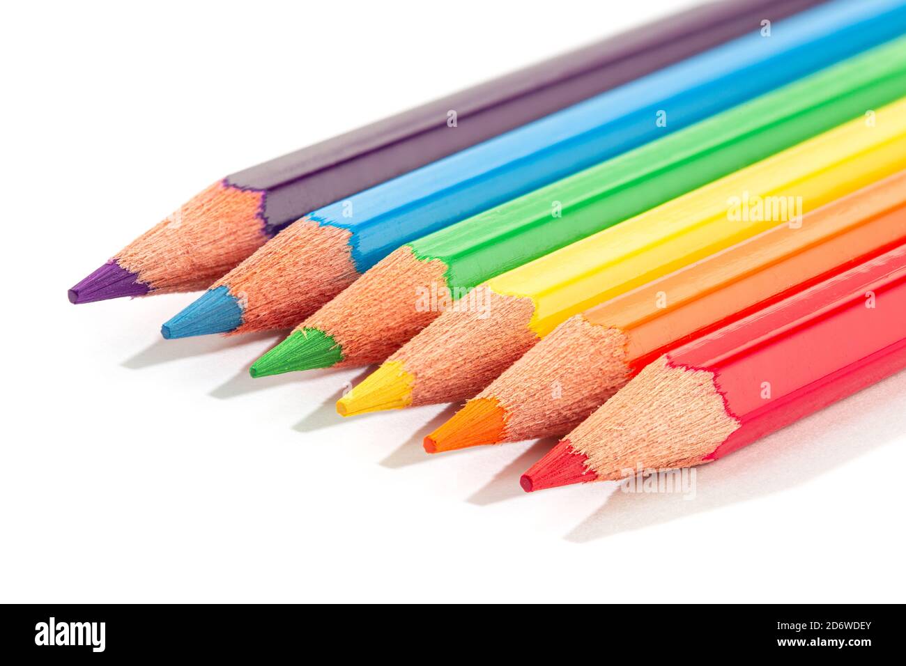 Lápices de colores aislados sobre fondo blanco. Lápices de colores LGBTQ con bandera arco iris. Espacio de copia Foto de stock