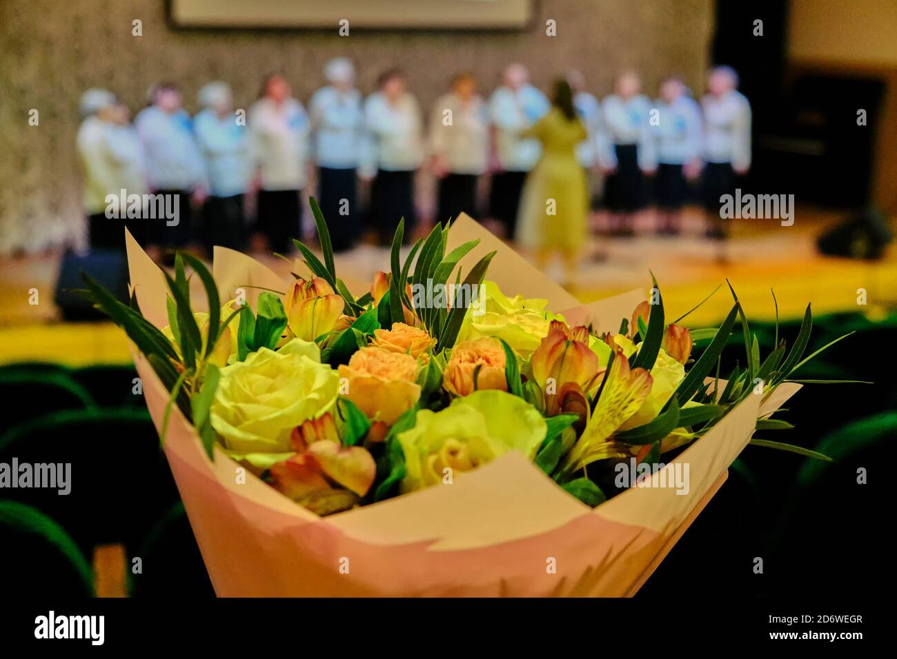 Ramo de rosas para cantantes y músicos. Rosas para la cantante de la canción.  Hermosas flores para el participante de la competencia vocal Fotografía de  stock - Alamy