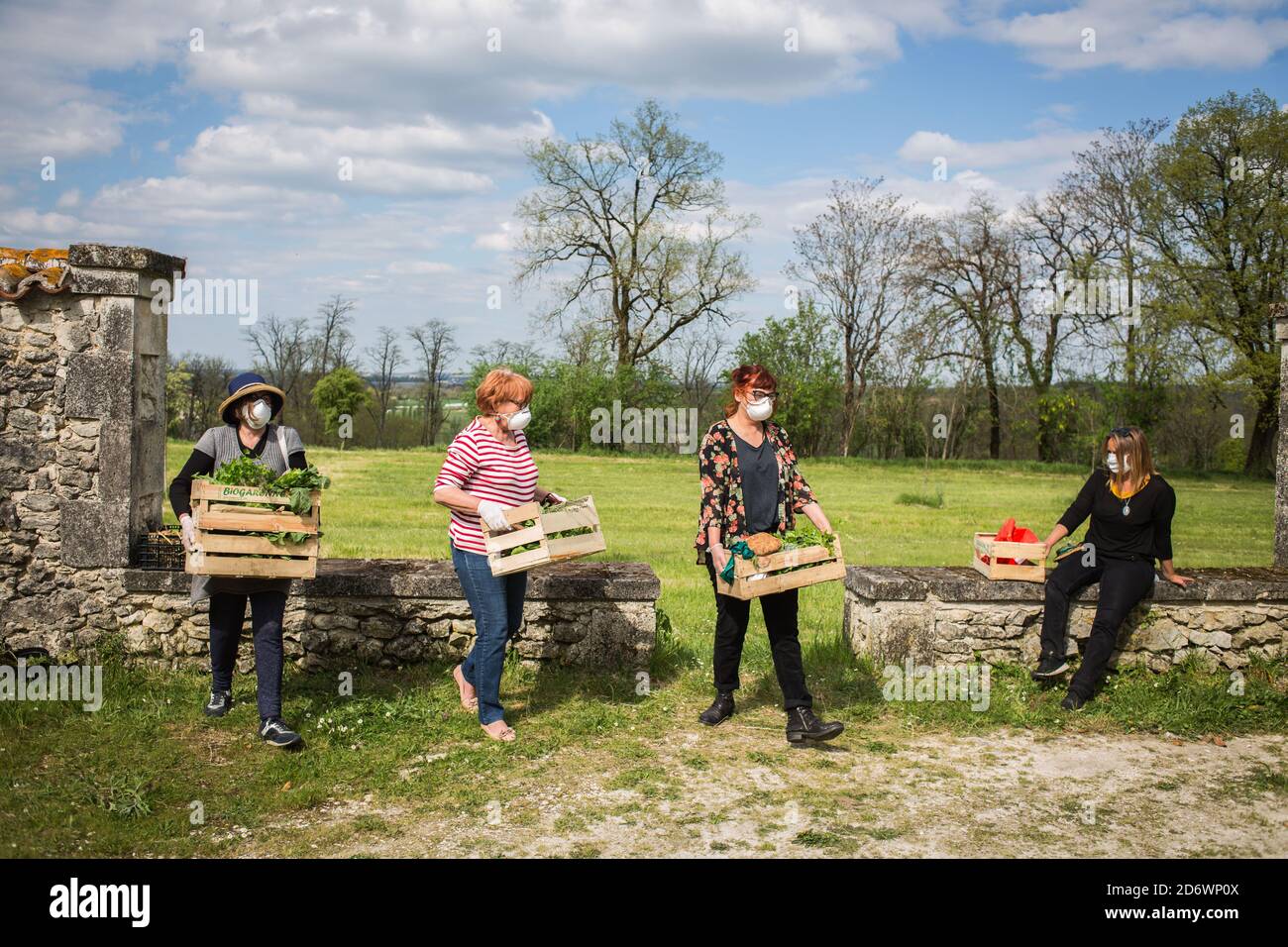 Venta de alimentos orgánicos en la granja durante la epidemia de 2019-nCoV, Dordoña, Francia. Foto de stock