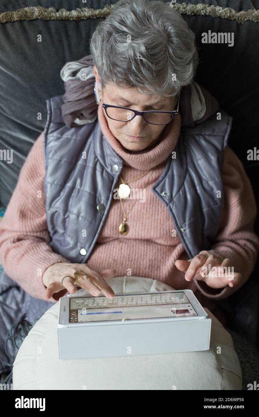 Mujer utilizando una tableta digital. Foto de stock
