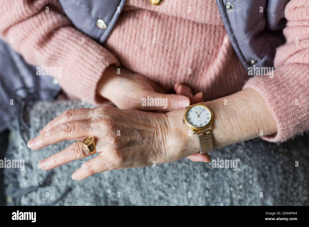 Mujer mirando su reloj. Foto de stock
