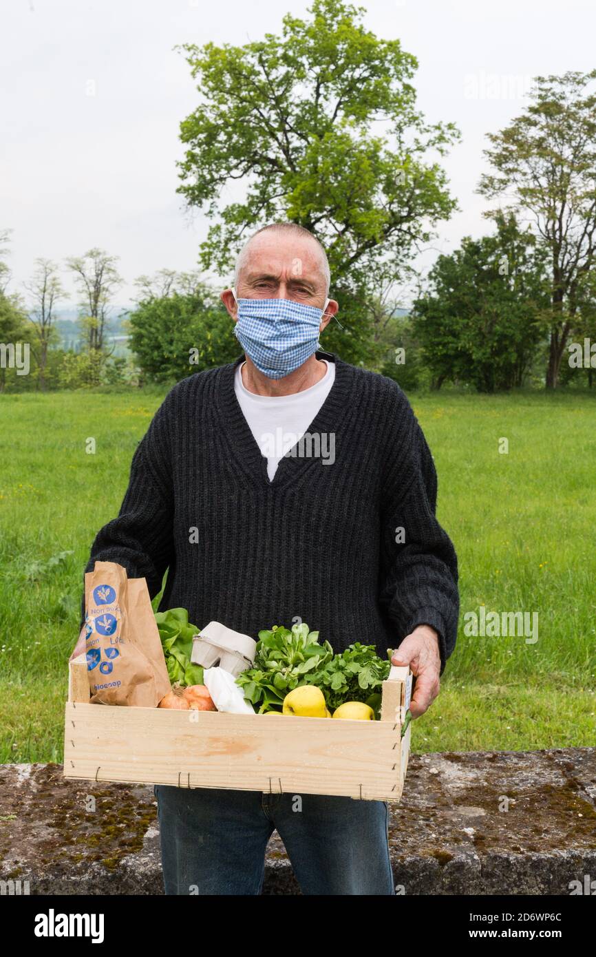 Venta de alimentos orgánicos en la granja durante la epidemia de 2019-nCoV, Dordoña, Francia. Foto de stock