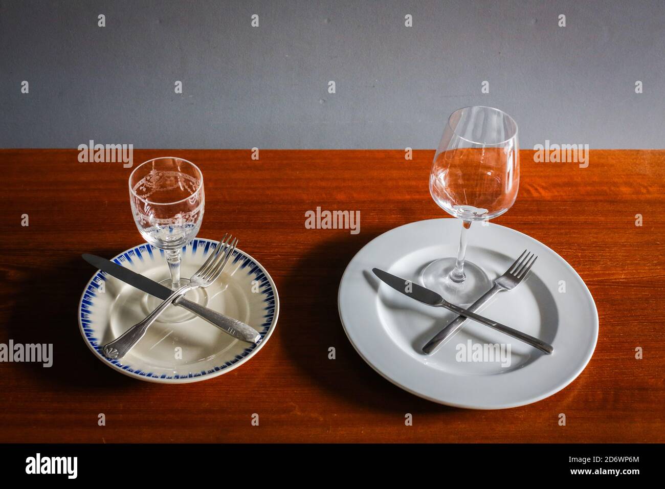 Ilustración de la diferencia en la cantidad de alimentos que se sirven para una comida en los años 50 y hoy, Francia. Foto de stock