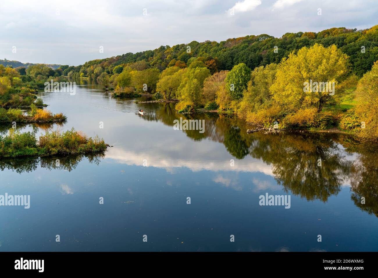 El río Ruhr cerca de Bochum-Stiepel, a la derecha y Hattingen-Blankenstein, NRW, Alemania Foto de stock