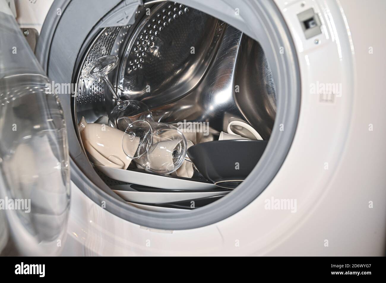 Platos sucios en una lavadora blanca. Dentro del tambor de la lavadora  Fotografía de stock - Alamy
