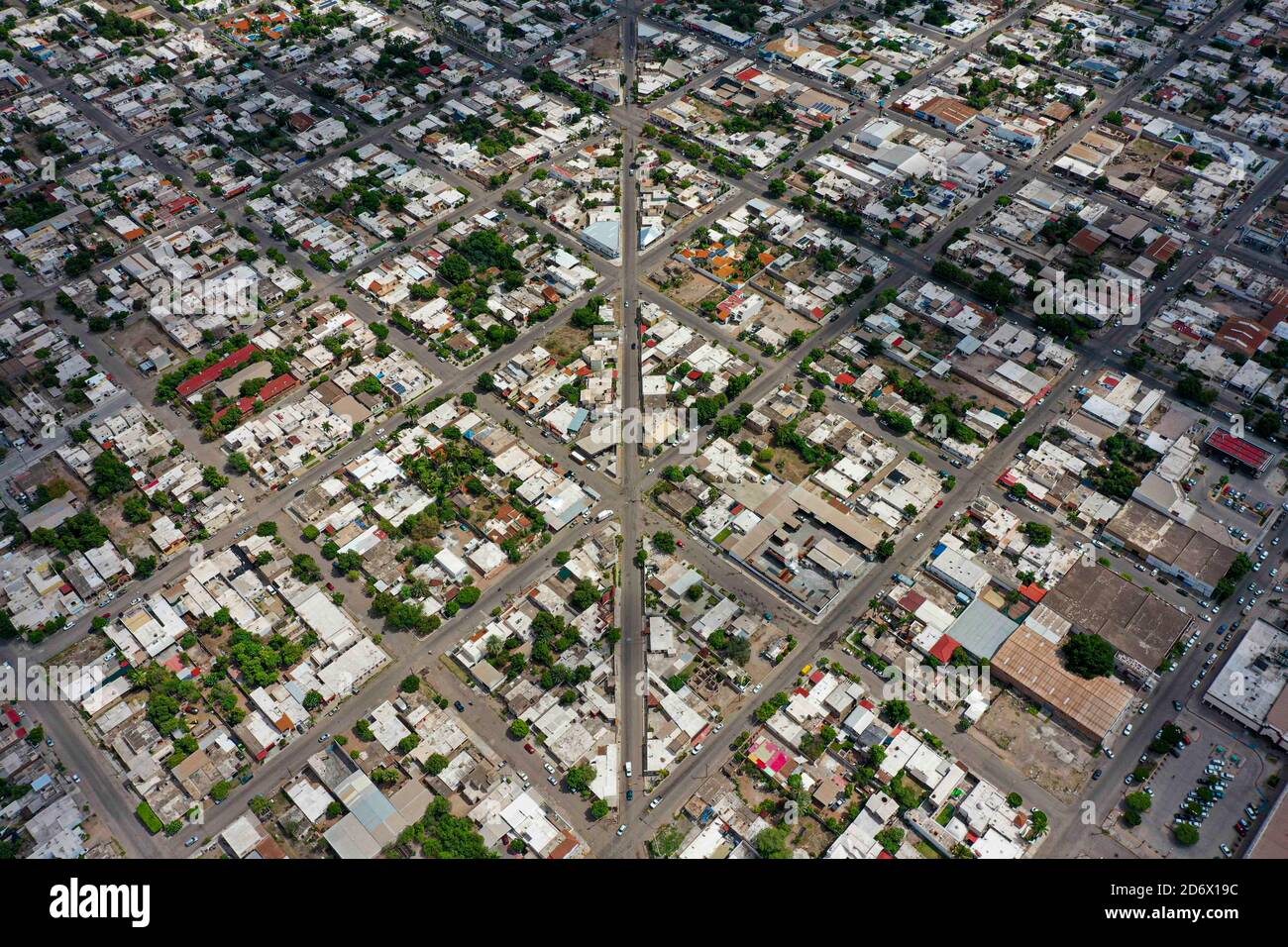 Vista aérea de Navojoa, Sonora, México. ciudad en el Valle del Mayo. Contorno de ciudad, ciudad, urbanidad, casas, barrios, subdivisiones, residenciales. Triángulo, hoja, simetría, © (© Foto por Luis Gutiérrez / Norte Foto) Vista aérea de Navojoa, Sonora, México. ciudad en el Valle del Mayo. casas, colonias, fraccionamientos, residencias. triangulo, cuchilla, simetria, © (© Foto de Luis Gutiérrez/Norte Foto) Foto de stock