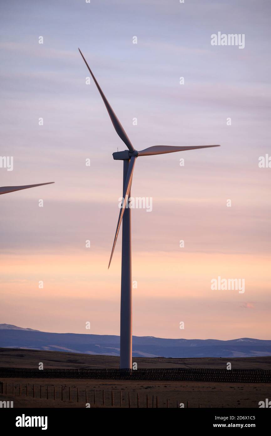 Aerogeneradores rurales de Wyoming que generan energía verde sostenible. Foto de stock