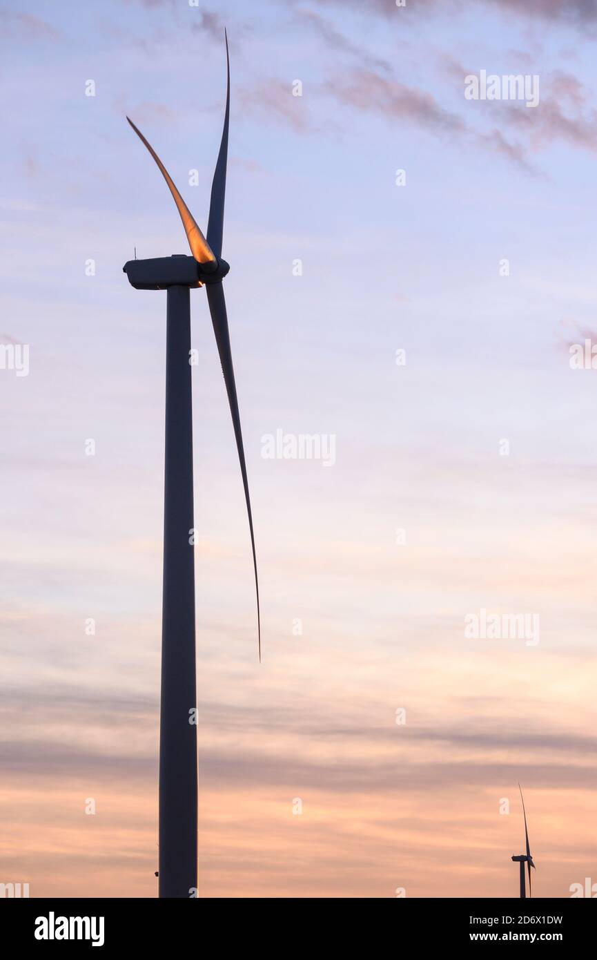 Aerogeneradores rurales de Wyoming que generan energía verde sostenible. Foto de stock