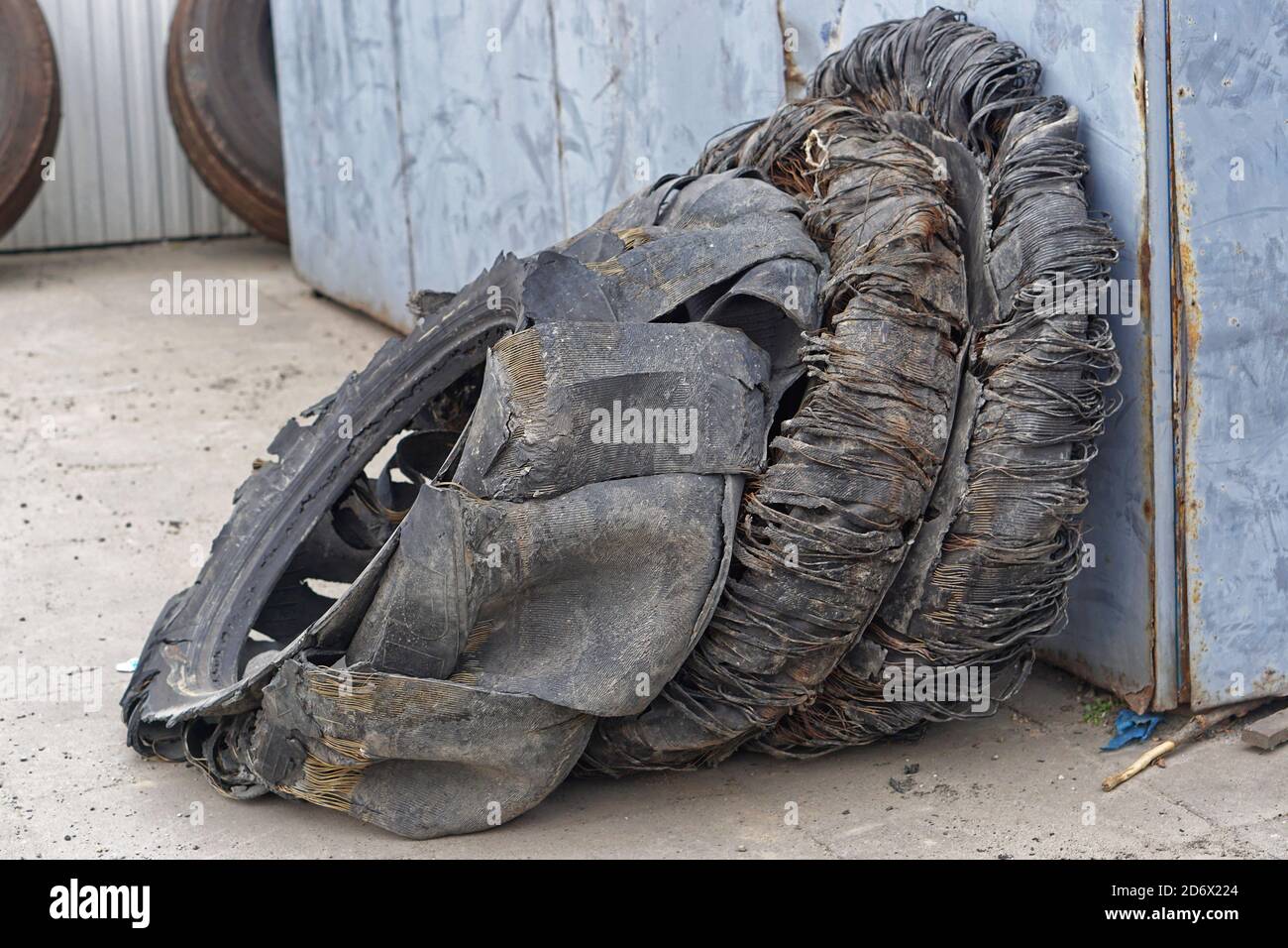 Eliminación de los neumáticos triturados viejos y grandes Fotografía de  stock - Alamy