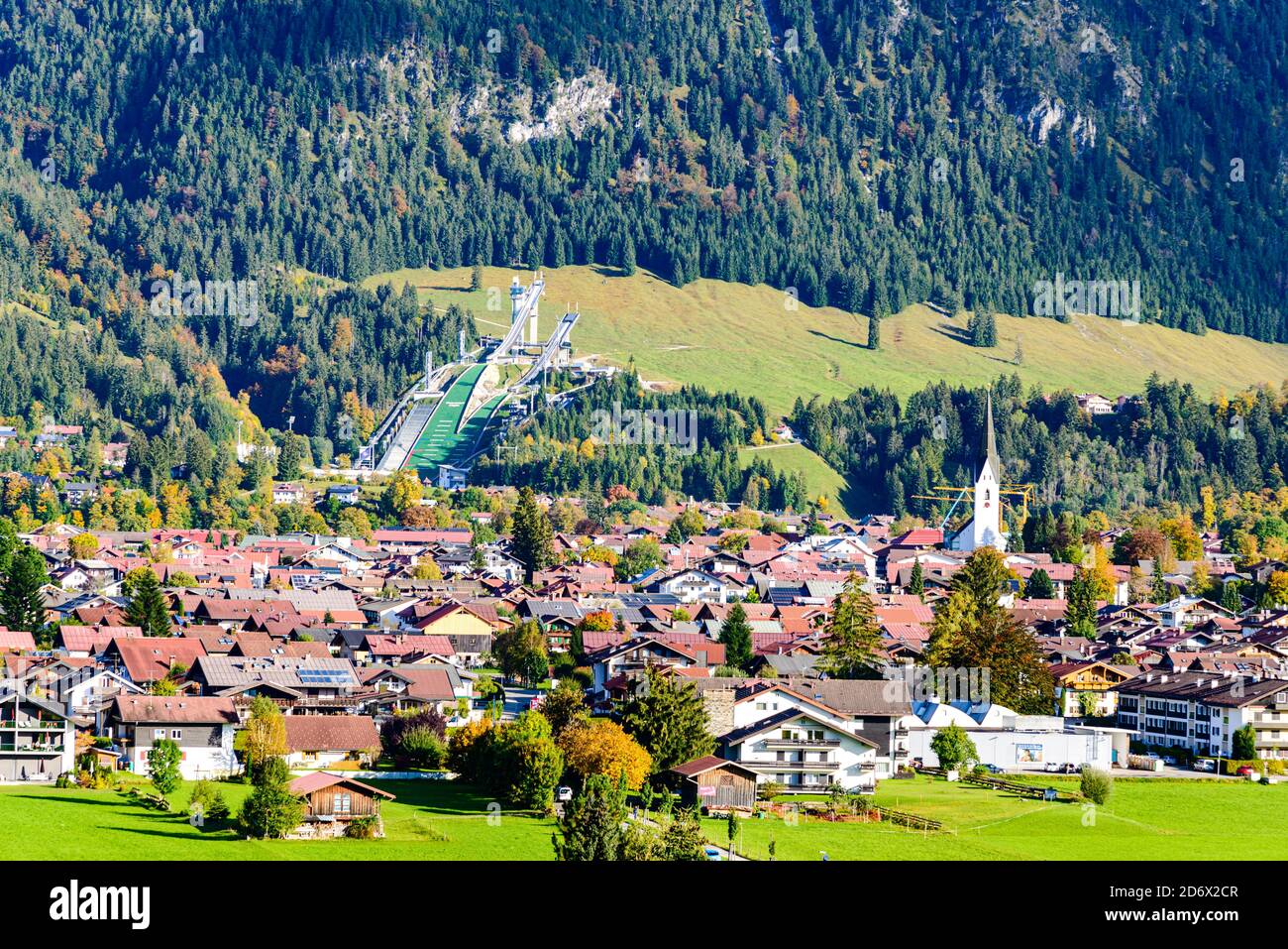Vista panorámica de Obersdorf en Allgau, Schattenbergschanze, salto de esquí colina, Iglesia. Baviera, Alemania. Foto de stock