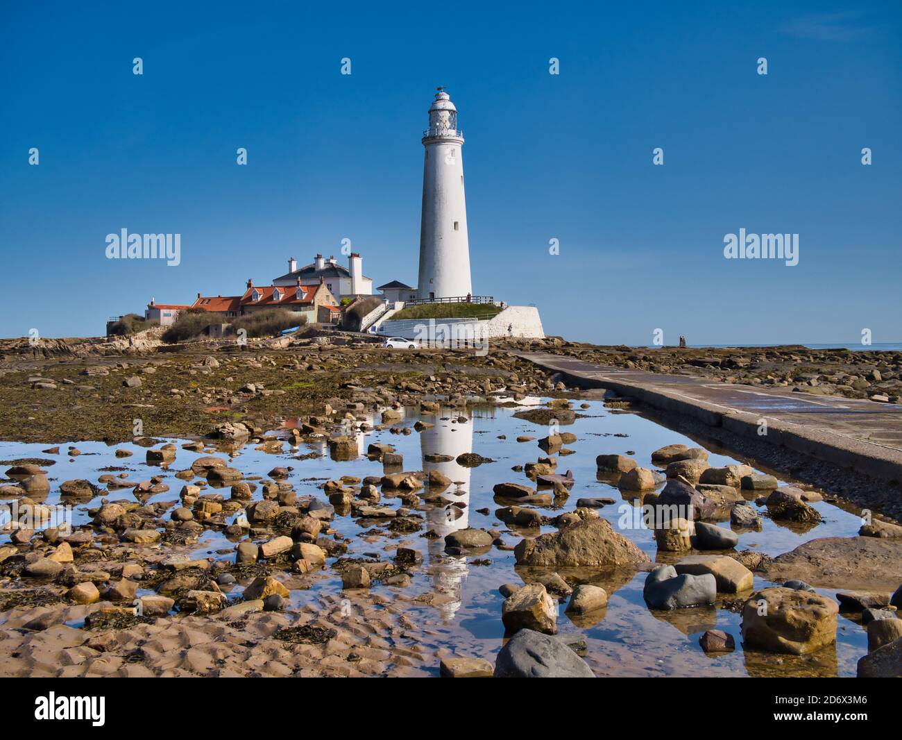 El faro de St. Mary y Reflection tomaron la calzada en Whitley Bay, Reino Unido Foto de stock